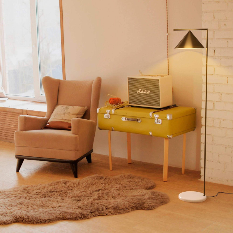 Ålesund Gulvlampe – Marmorbase med Guldfinish - Billede 2