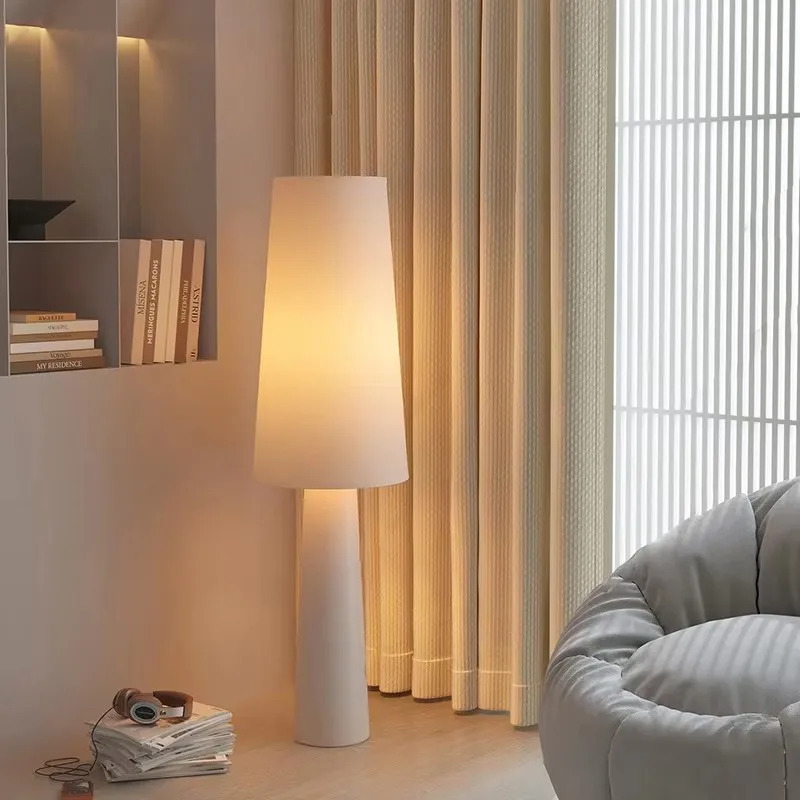 Halden Gulvlampe – Skandinavisk Minimalistisk Design